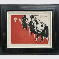 Herr mit Schoßhündchen im Café