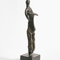Femme debout